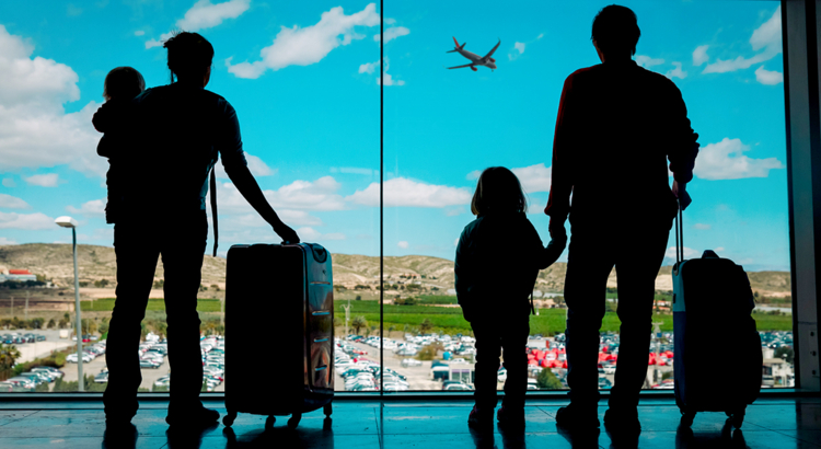 Flughafen Terminal Familie iStock Nadezhda1906.jpg